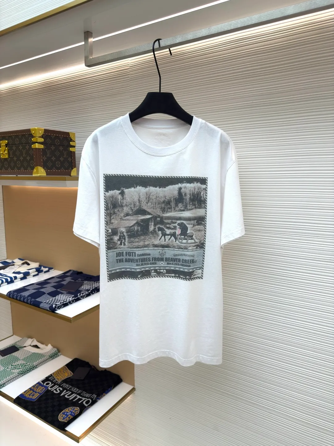 Chrome Hearts Oil Painting Short Sleeve ●Item No.: 1680013-X90 ●Material: pure cotton fabric ●Technology: Printing ●Version: Fitted version ●Weight: about 230 grams ●Size: S-M-L ●Description: The fabric is made of 26-woven 200-gram cotton. Printing is very important here. The ink used in the original version is beyond the standard printing, and ordinary printing factories have no ability to restore it. After visiting many factories, the final efforts paid off. The overall wiring is straight and delicate, the fabric is comfortable and soft, and the color is consistent with no color difference. It can be matched with the same style to create a fashionable look and control various occasions. Customized accessories, complete with three standards, same style for men and women!